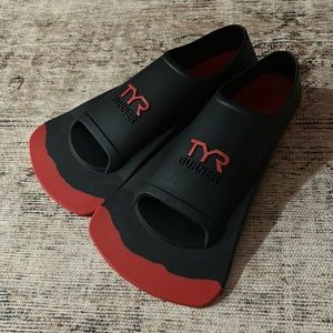 TYR burner swim flippers men’s 7-8 / women’s 8.5-10.5 red and black flippers
